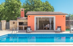 حمّام سباحة خارجي