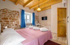 3 bedrooms, travel cot, free WiFi, bed sheets