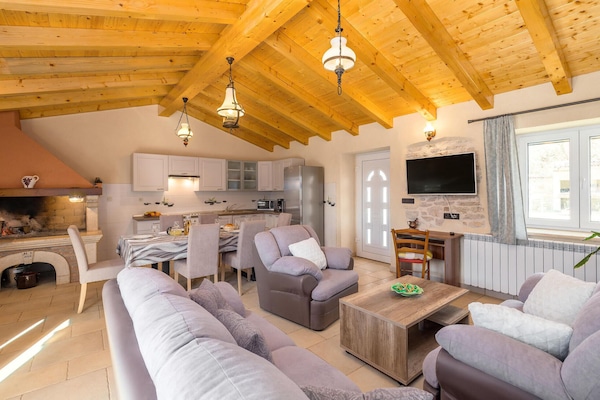 Televisio, takka, pöytätennispöytä