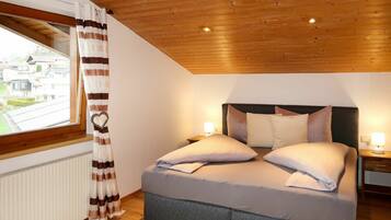 2 bedrooms, travel crib, free WiFi