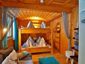9 bedrooms, travel cot, free WiFi, bed sheets - Wonderful private villa for 30 people with WIFI, TV and patio (Silbertal)