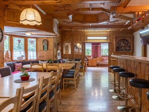 Dining - Wonderful private villa for 30 people with WIFI, TV and patio (Silbertal)
