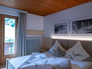 9 bedrooms, travel cot, free WiFi, bed sheets - Stunning private villa for 30 people with WIFI, TV and patio (Silbertal)