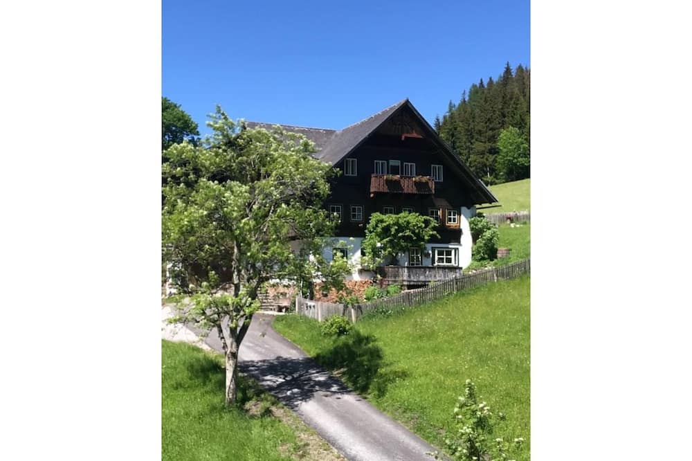 Beautiful villa for 11 people with WIFI, balcony, pets allowed and parking