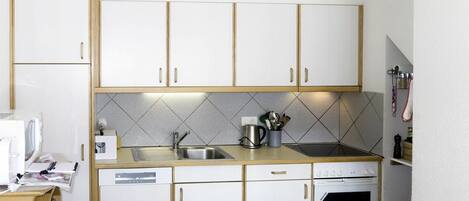 Een magnetron, een oven, een vaatwasser, een broodrooster