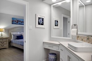 Chuveiro, toalhas de banho