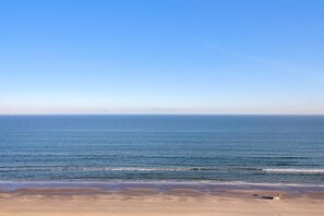 På stranden
