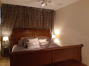 1 dormitorio, tabla de planchar con plancha, ropa de cama