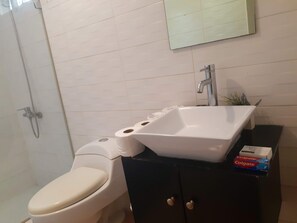Ducha y bañera combinadas, secador de pelo, toallas y jabón