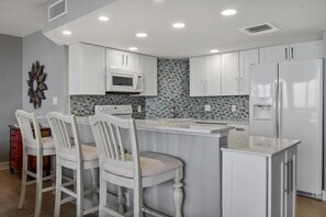 雪櫃、微波爐、焗爐、爐具