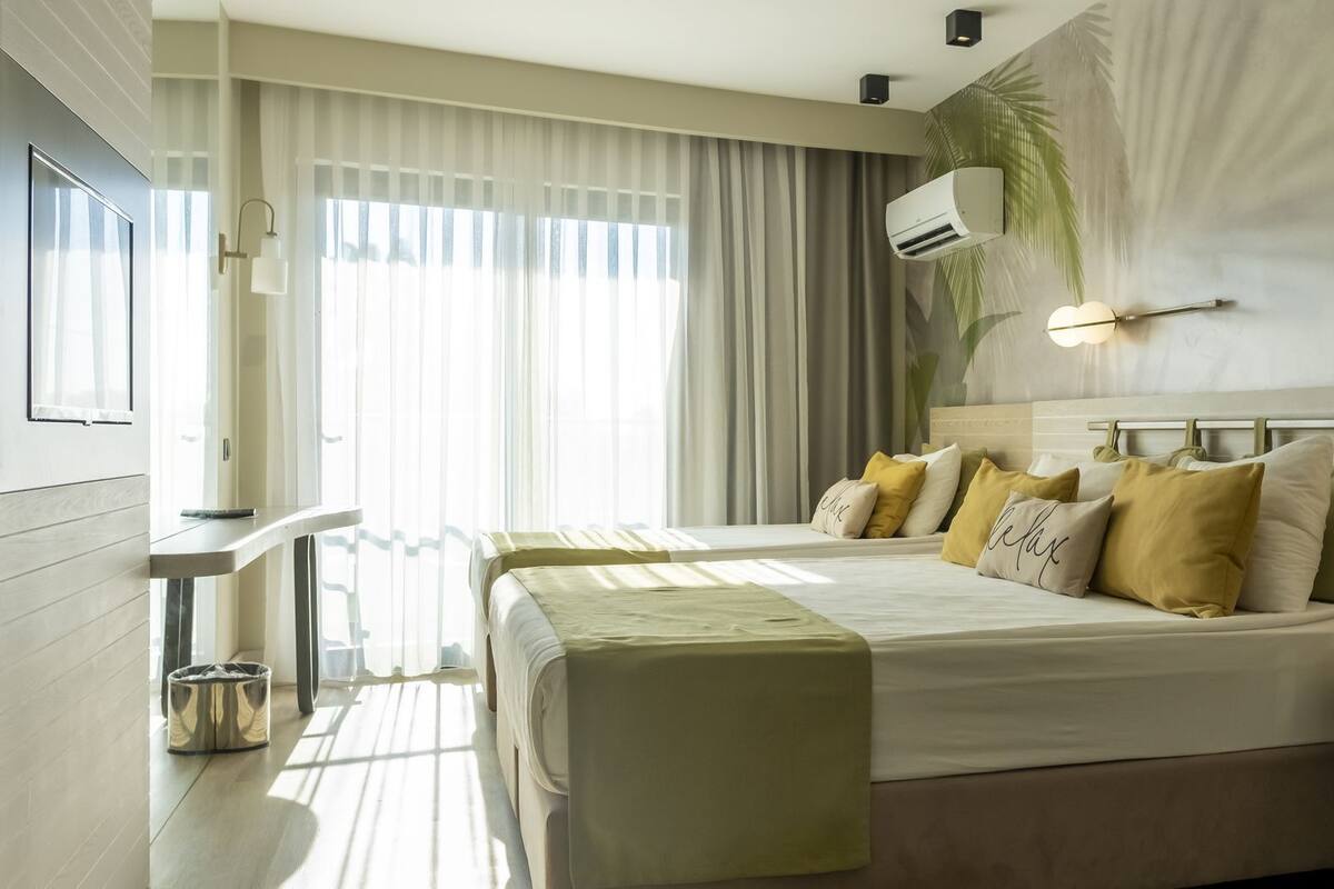 Minibar, sistema de insonorización y ropa de cama 