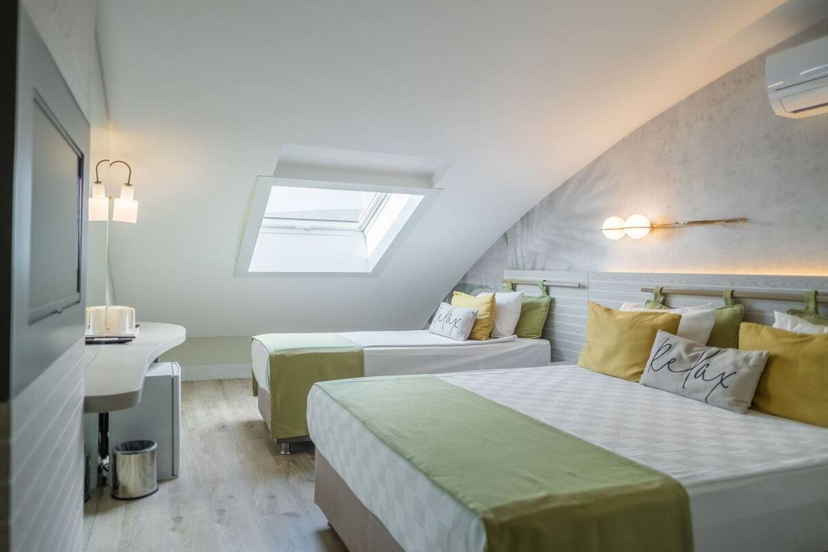 Minibar, sistema de insonorización y ropa de cama 