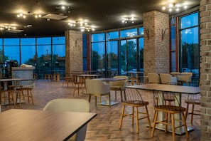 2 restaurantes; se sirve desayuno, almuerzo y cena; cocina internacional