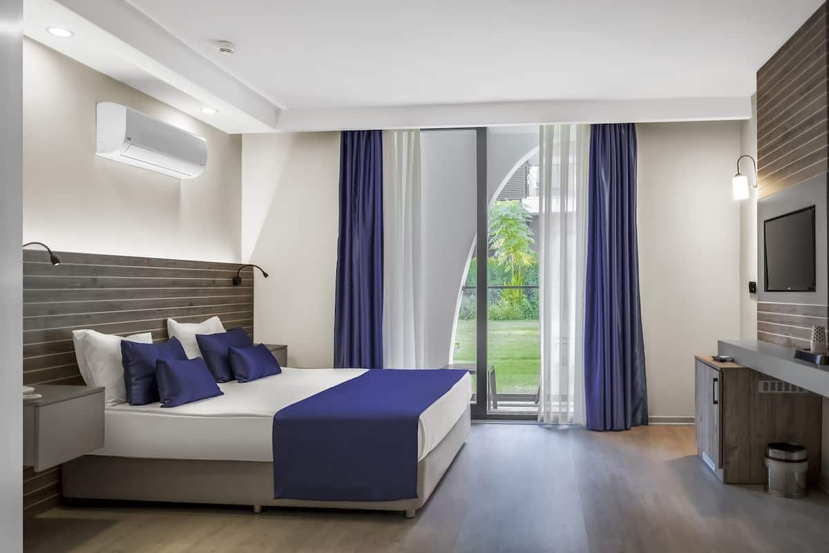 Standard Room, 1 Katil Kelamin (Double), Garden View | Bar mini, kalis bunyi, cadar katil, akses kerusi roda
