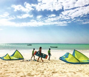 Plage à proximité, parasols, bar de plage