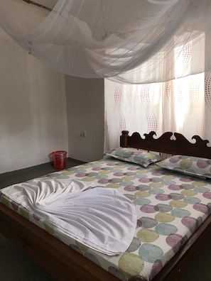 Standard Double Room, Shared Bathroom | Desk, bed sheets - Hakuna Matata Guest House (Paje)