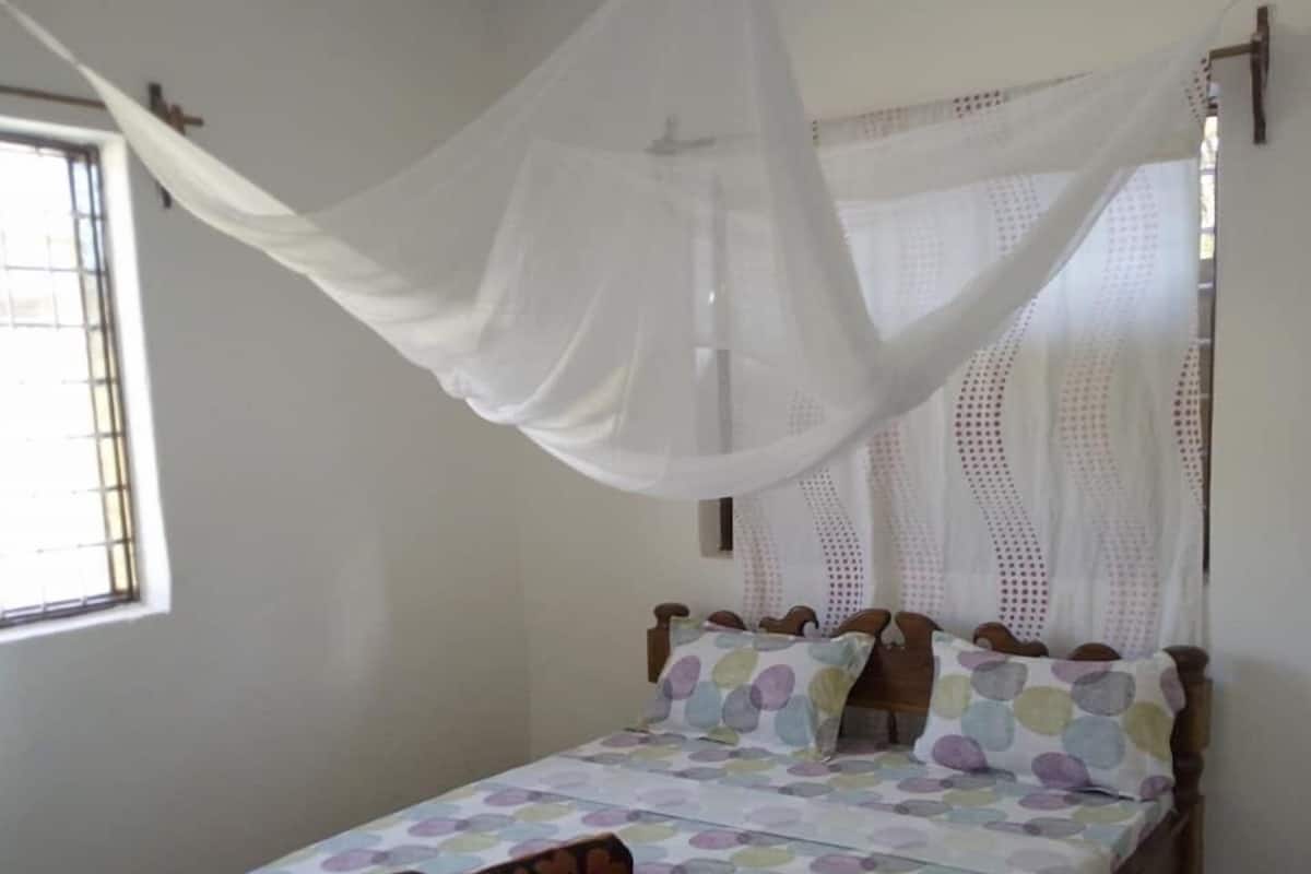 Escritorio y ropa de cama