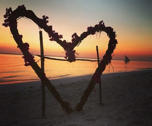 Beach nearby, beach umbrellas, beach bar - Hakuna Matata Guest House (Paje)