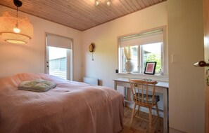 3 bedrooms, travel crib, free WiFi