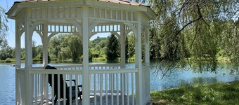 Cozy Cottage w/wood stove, firepit, pond & hiking trails near Snow Trails