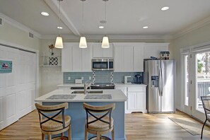 冰箱、微波炉、烤箱、炉灶