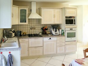 Mikrobølgeovn, ovn, opvaskemaskine, fryser