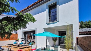 A modern house with a patio area, outdoor seating, and a swimming pool. - Beautiful home in Salon de Provence (Salon de Provence)