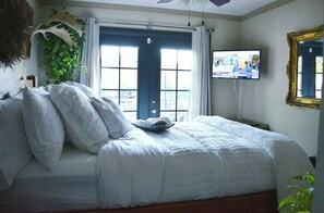 1 habitación, caja de seguridad en la habitación y escritorio 