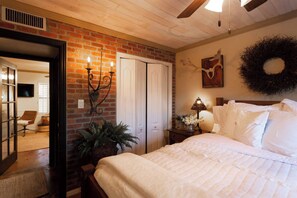 1 habitación, caja de seguridad en la habitación y escritorio 