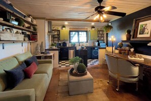 Smart TV, libros y impresora 