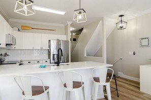 冷蔵庫、電子レンジ、オーブン、コンロ