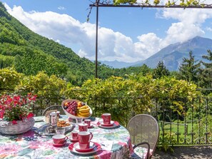 Outdoor dining - Wonderful private villa for 6 people with private pool, WIFI, TV, patio and pets allowed (Regoledo)