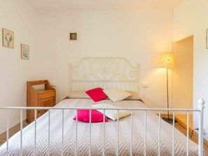 2 bedrooms, travel crib, free WiFi - Wonderful private villa for 6 people with private pool, WIFI, TV, patio and pets allowed (Regoledo)