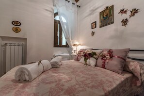 Habitación doble, baño privado (External) | Cortinas opacas, sistema de insonorización, wifi gratis y ropa de cama