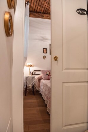Doppelzimmer, eigenes Bad (External) | Verdunkelungsvorhänge, schallisolierte Zimmer, kostenloses WLAN
