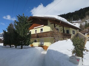 Ciel, Nuage, Bâtiment, Neige, Fenêtre, Plante, Pente, Maison, Arbre, Chalet