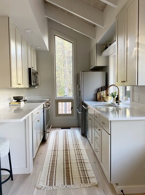 Refrigerador, microondas, horno y parrilla de estufa 