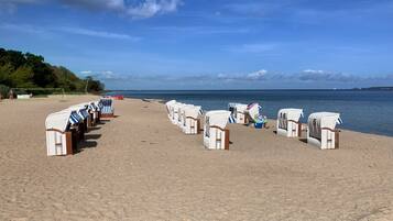 Ranta lähistöllä, aurinkotuoleja