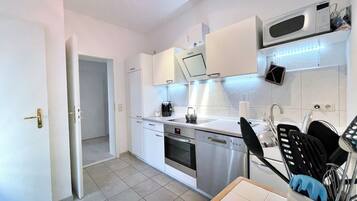 Jääkaappi, mikroaaltouuni, liesi, astianpesukone