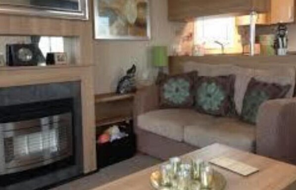 TV, fireplace - 3 BED BEAUTIFUL CARAVAN WITH EN-SUITE CLOSE TO THE BEAUTIFUL NORTH WALES COAST (Prestatyn)