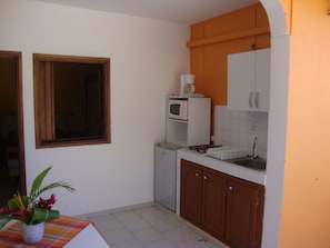 Réfrigérateur, micro-ondes, four, cafetiÚre/bouilloire