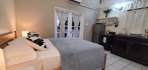 1 غرفة نوم وخدمة الإنترنت وملاءات أسرّة