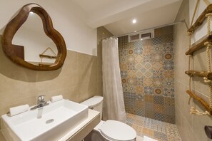Junior-Studio | Badezimmer | Dusche, Handtücher, Seife, Shampoo