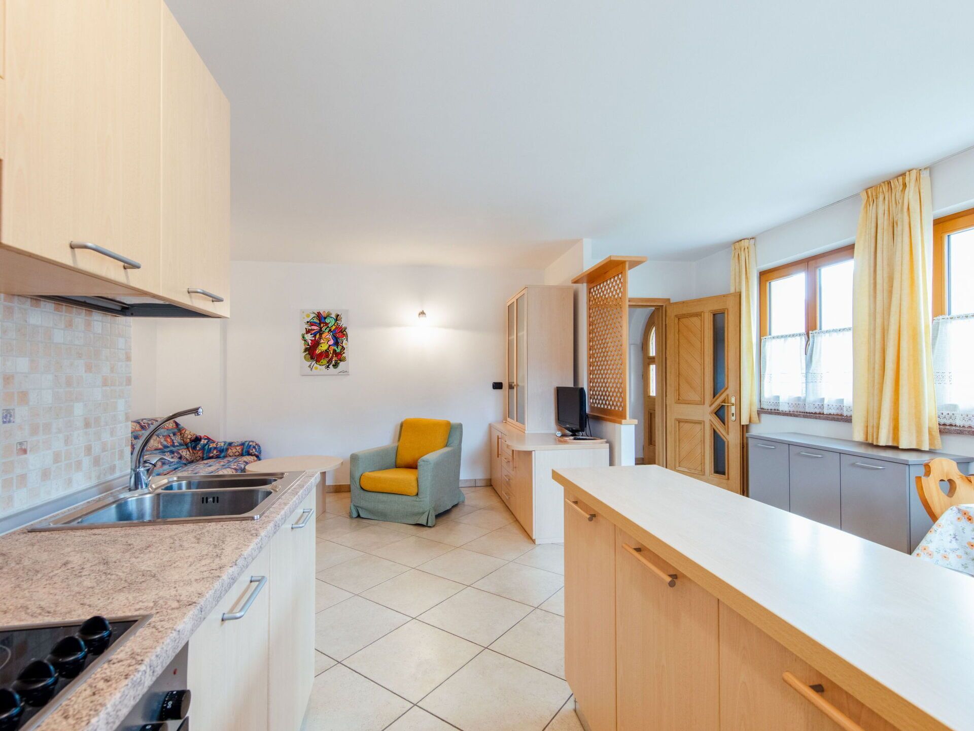 Ofen, Geschirrspüler, Esstisch