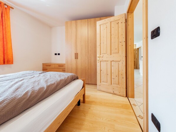 2 bedrooms, travel crib, WiFi, bed sheets