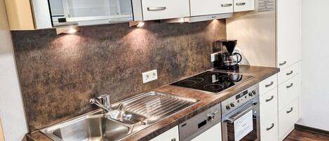 Micro-ondas, fogão, lava-louças