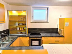 Mikrobølgeovn, ovn, oppvaskmaskin og spisebord