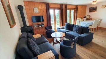 Fernseher, Kamin, DVD-Player