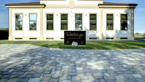 Ein Gebäude mit einem Schild, auf dem 
