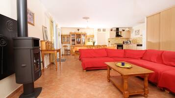 TV, DVD player, books, stereo